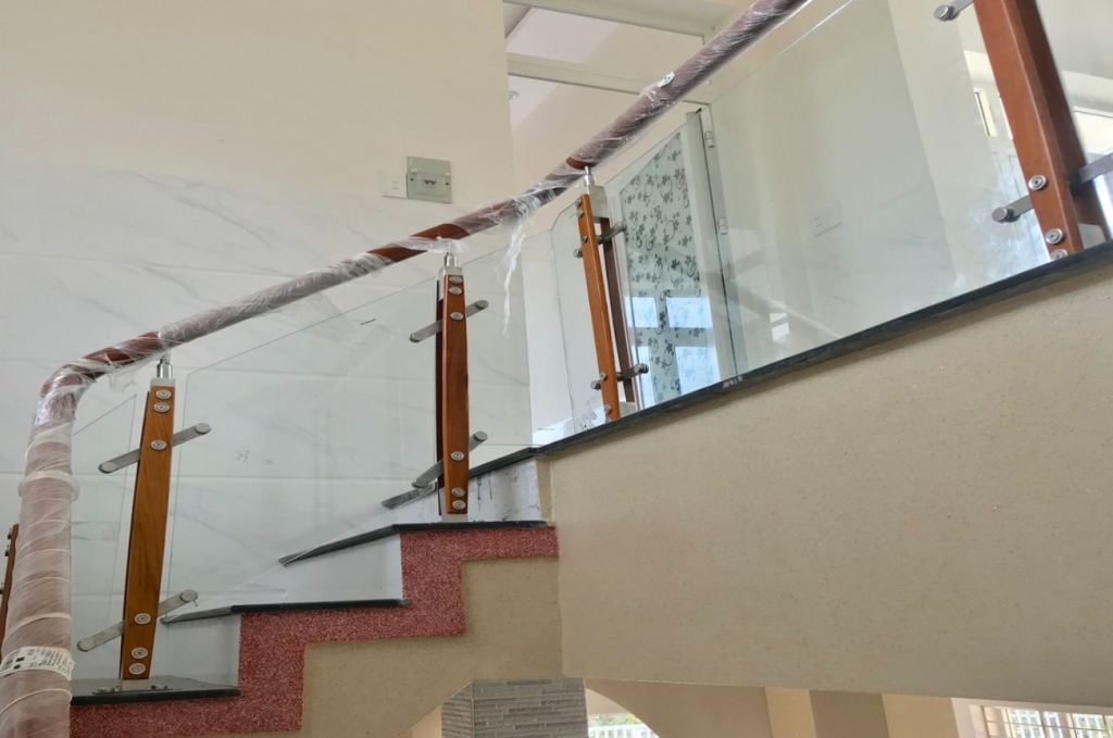 làm cầu thang kính cường lực tại Đà Nẵng